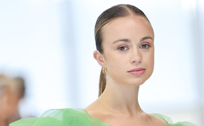 Amelia Windsor y el delicado camisón de 700 euros para ver el ballet 'El lago de los cisnes'
