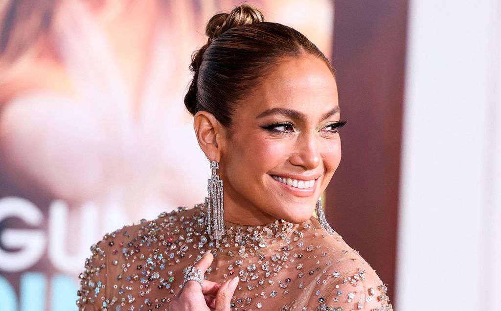 El vestido transparente de Jennifer Lopez, una obra de arte de Alta Costura en el estreno de su nueva película