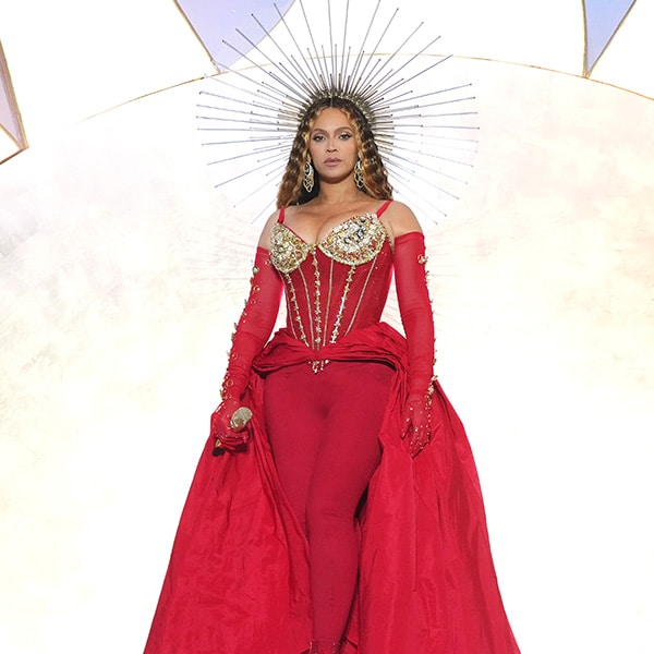 Beyoncé regresa a los escenarios con un increíble despliegue de Alta Costura