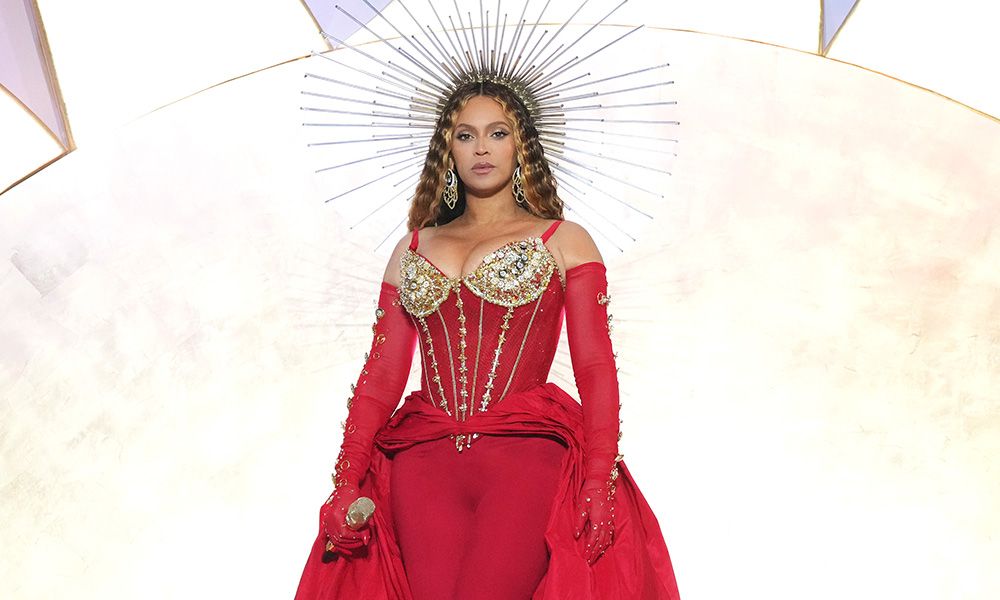 Beyoncé regresa a los escenarios con un increíble despliegue de Alta Costura