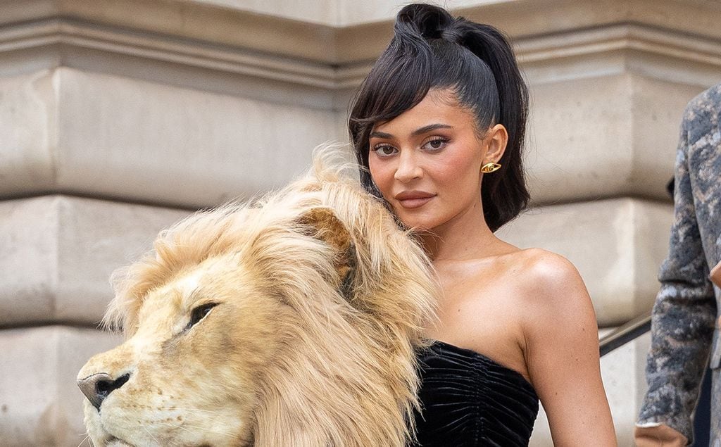 Te presentamos el vestido más surrealista que ha llevado Kylie Jenner hasta la fecha 🦁