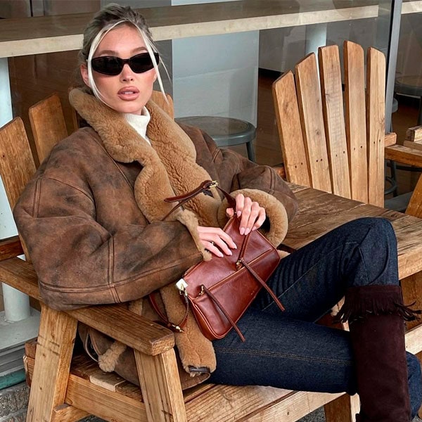 Elsa Hosk lleva el look de invierno perfecto, ¡y en el color más tendencia de la temporada!