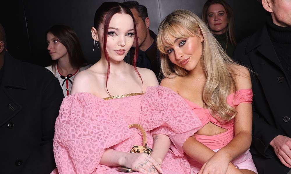 Dove Cameron y Sabrina Carpenter en el desfile de Giambattista Valli en París