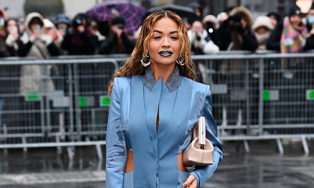 Rita Ora en el desfile de Fendi durante la Semana de la Alta Costura de París