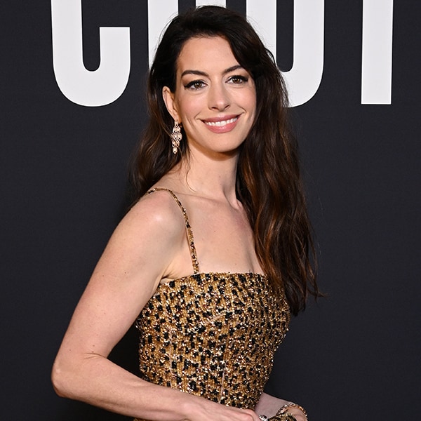 Anne Hathaway y el minivestido de pedrería con el que ha robado el protagonismo en París