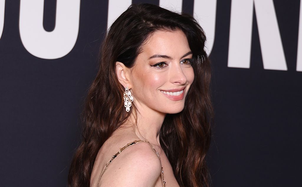 Anne Hathaway y el minivestido de pedrería con el que ha robado el protagonismo en París