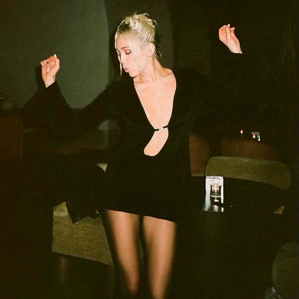 Miley Cyrus celebra el éxito de 'Flowers' con un vestido 'vintage' muy sexy