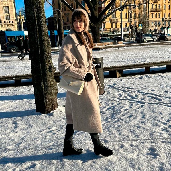Lily Collins se apunta al accesorio de invierno que adoran las prescriptoras danesas