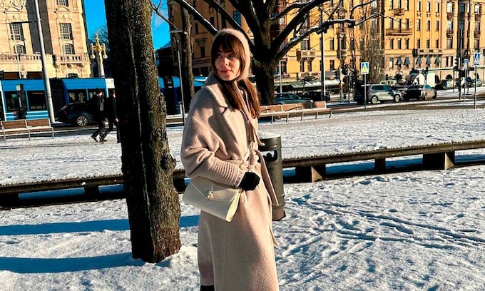 Lily Collins se apunta al accesorio de invierno que adoran las prescriptoras danesas