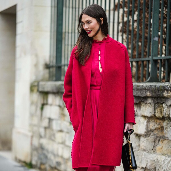 El vestido que soluciona tu look de San Valentín y reciclarás en tu próxima boda es rojo (y precioso) 💕