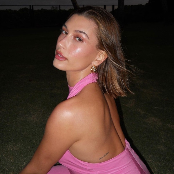 Hailey Bieber y el sensual vestido de invitada 'Barbie' que copiaremos para nuestra próxima fiesta