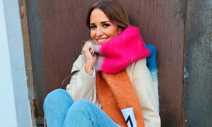 Paula Echevarría transforma un look básico con el abrigo de pelo que triunfa en el 'street style'
