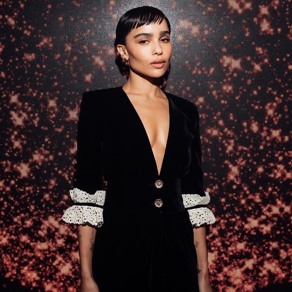 De París a Londres: el vestido de terciopelo sostenible de Zoë Kravitz