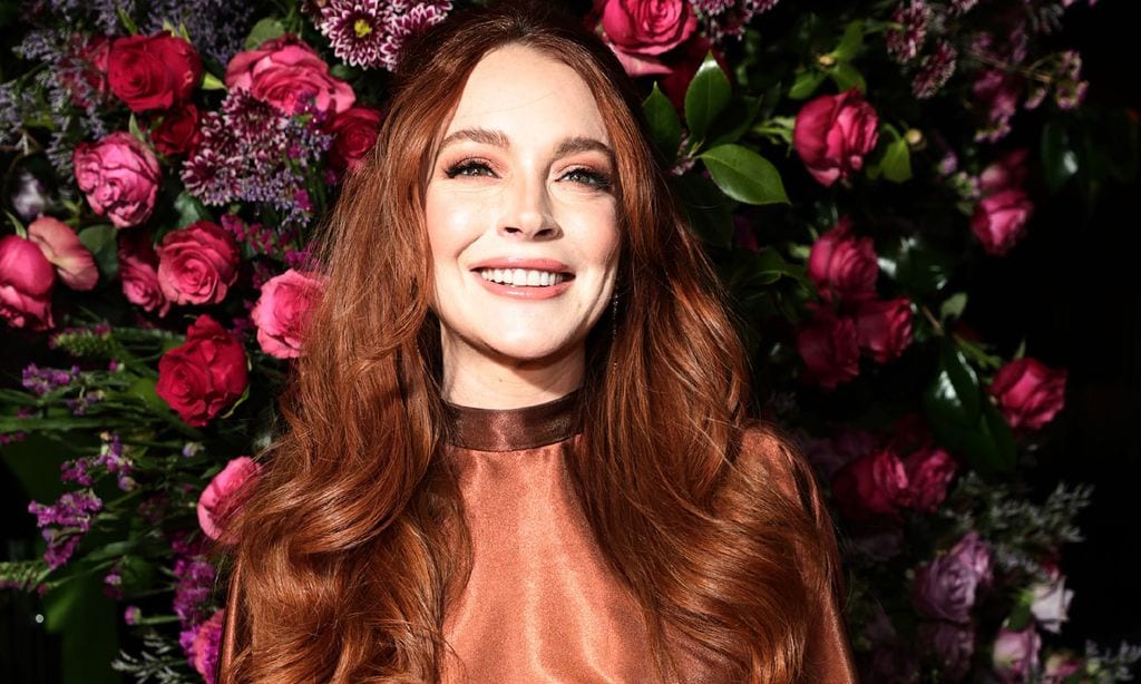 Ficha el nuevo color para invitadas: el cobre satinado del lookazo de Lindsay Lohan