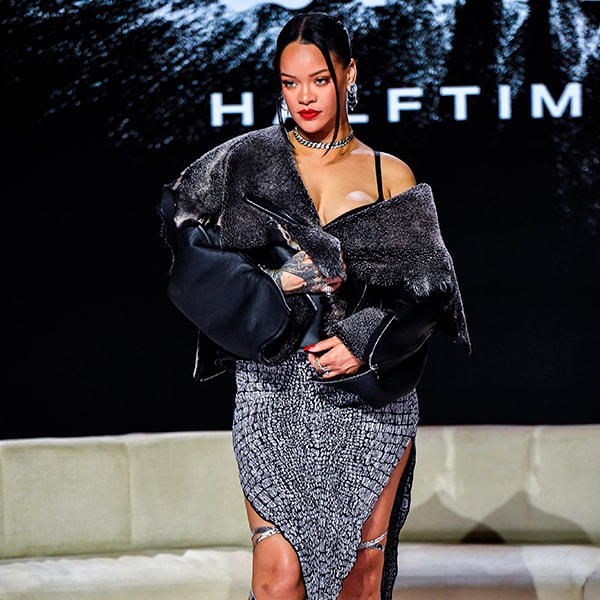Rihanna reaparece a unos días de la Super Bowl con su look más rompedor