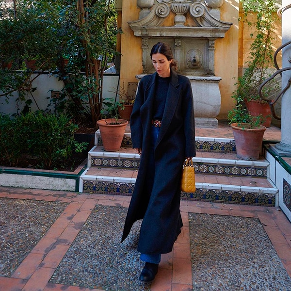 No guardes tu abrigo largo: Sassa de Osma nos inspira a combinarlo con zapato plano y bolso parisino