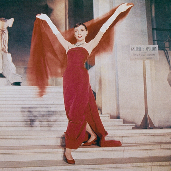 Localizamos en Zara el famoso vestido rojo de Audrey Hepburn que vimos en 'Funny Face'