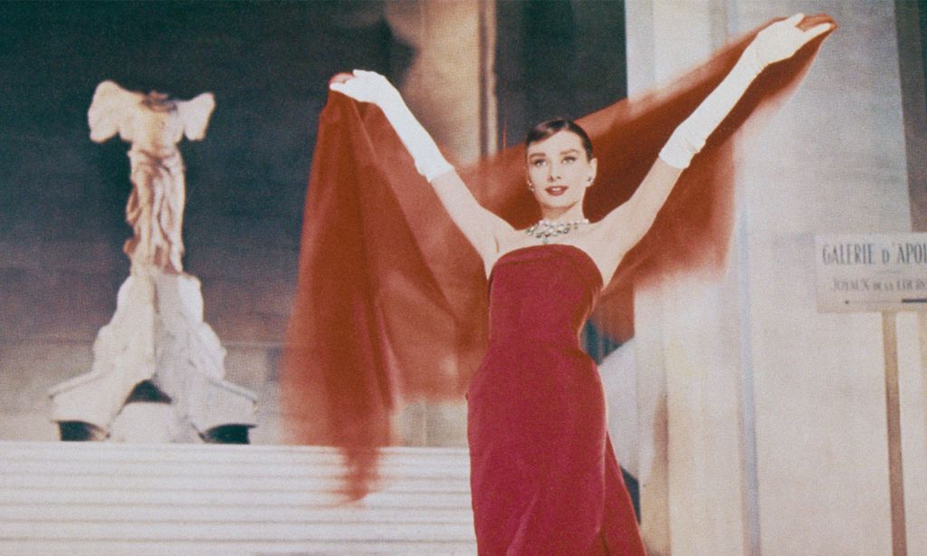 Localizamos en Zara el famoso vestido rojo de Audrey Hepburn que vimos en 'Funny Face' 