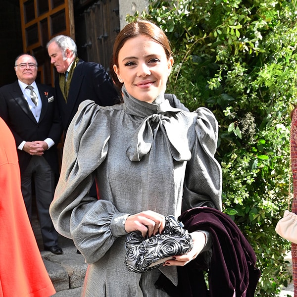 El look de Isabel Hernáez en la boda de Ana Sainz, pura inspiración para eventos de invierno