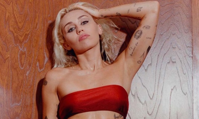 Miley Cyrus posa espectacular con un bikini 'vintage' para celebrar el nuevo récord de 'Flowers'