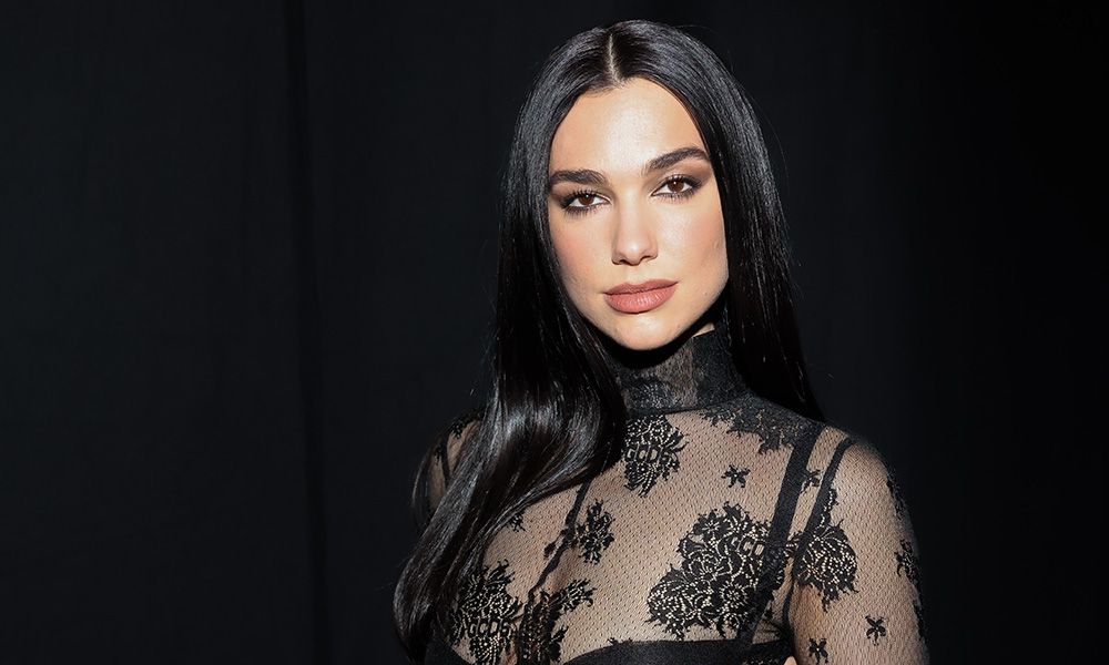 Dua Lipa, la más atrevida del 'front row' italiano con un vestido transparente de encaje