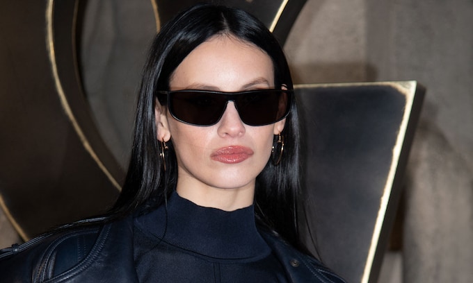  Milena Smit reina en Paris Fashion Week con su look de inspiración 'Matrix'