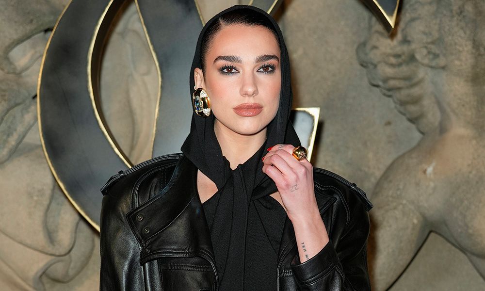 Dua Lipa recupera las botas planas más prácticas para llevar con vestidos y minifaldas