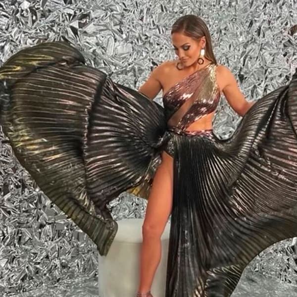 Jennifer Lopez confirma que sigue siendo una superestrella con su vestidazo metalizado