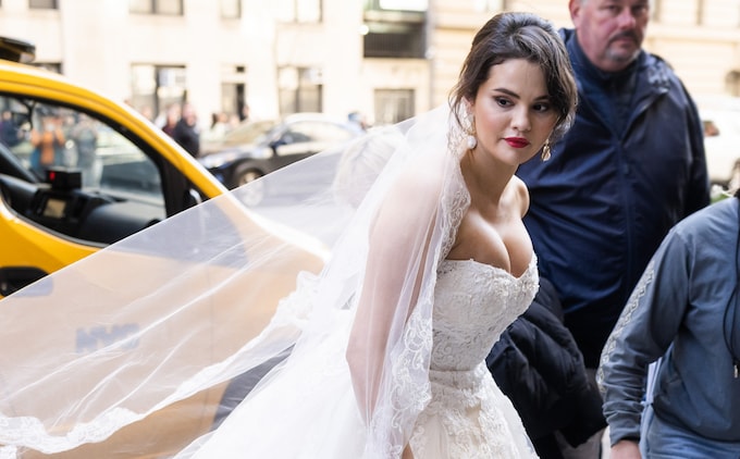 Te contamos por qué Selena Gomez ha aparecido vestida de novia por las calles de Nueva York