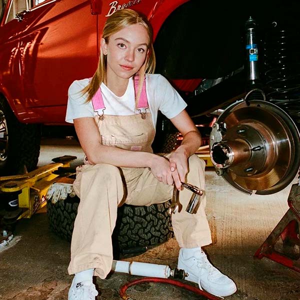 Sydney Sweeney lanza una colección 'workwear' inspirada en su pasión: los coches 'vintage'