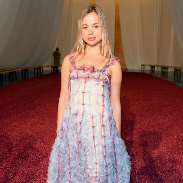 Aprende a combinar las bailarinas como Amelia Windsor para looks de día y noche