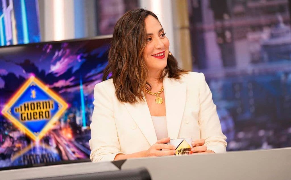 Tamara Falcó con camiseta básica de Zara y americana blanca