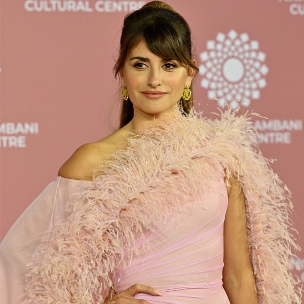 Penélope Cruz impacta en Bombay con un espectacular vestido de plumas