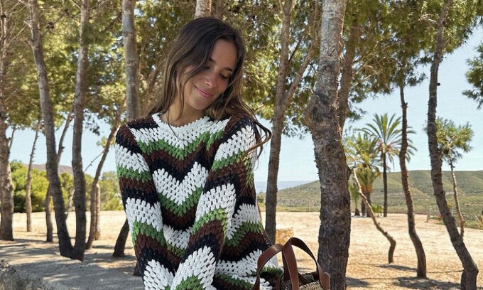 María Pombo encuentra en los vestidos de 'crochet' la solución más cómoda para un embarazo con estilo