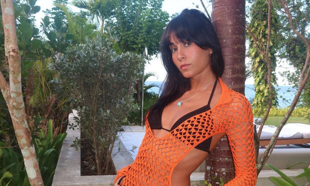 En bikini y con el vestido más buscado: el posado viral de Aitana para celebrar su último éxito