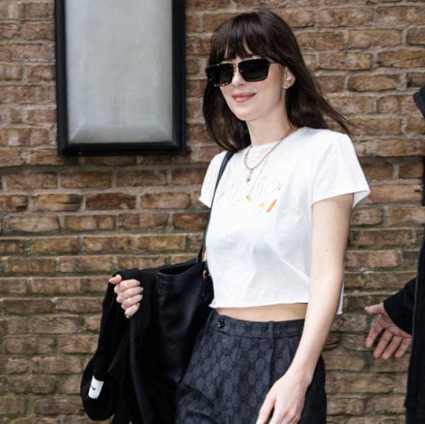 La combinación atemporal (y cómoda) con la que Dakota Johnson siempre crea looks todoterreno