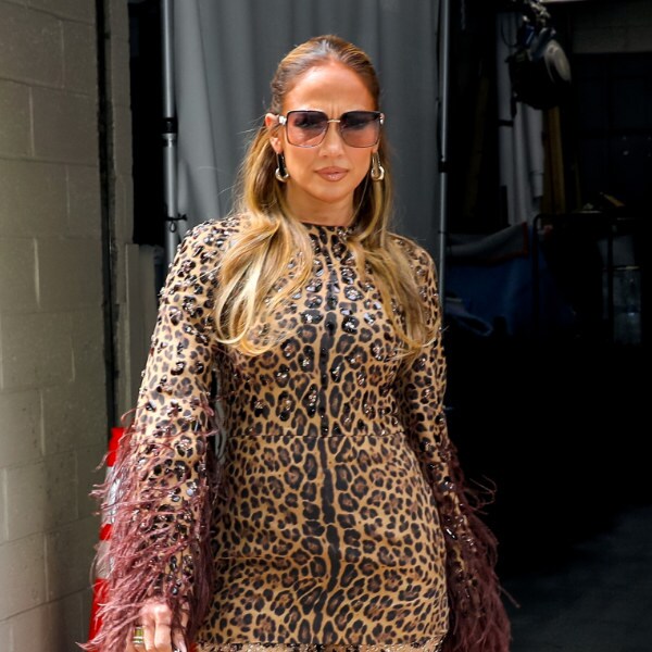 Jennifer Lopez y su conexión con Anne Hathaway a través del conjunto 'animal print' más arriesgado