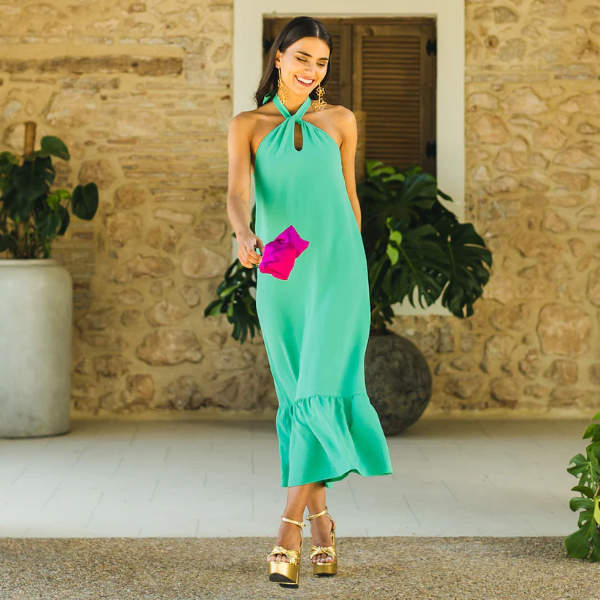 Escote 'halter', la tendencia con la que todos los vestidos de invitada sientan mejor