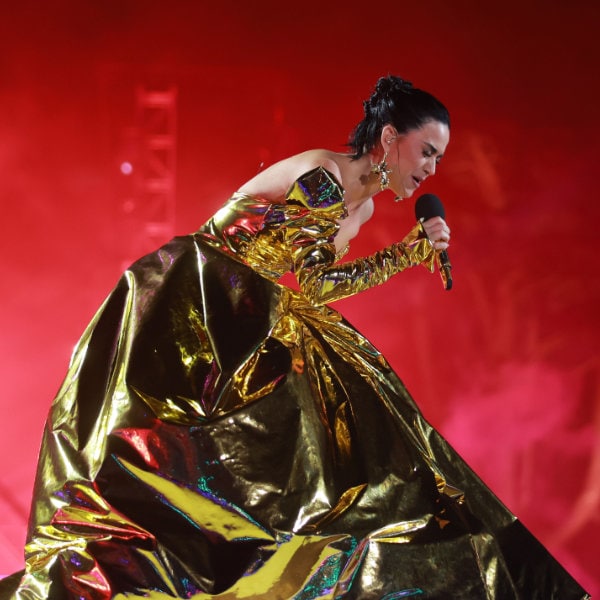 Katy Perry deslumbra con un impresionante vestido metalizado en el concierto por la coronación