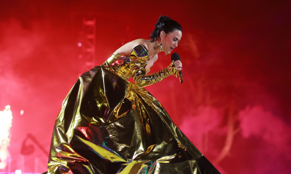 Katy Perry con vestido dorado de Vivienne Westwood en el concierto por la coronación de Carlos III