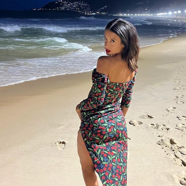 El posado viral de María Pedraza en las playas de Brasil con el vestido estampado que inspirará a las invitadas