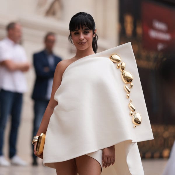 Camila Cabello impacta en París con un repertorio de looks que avanzan un importante cambio