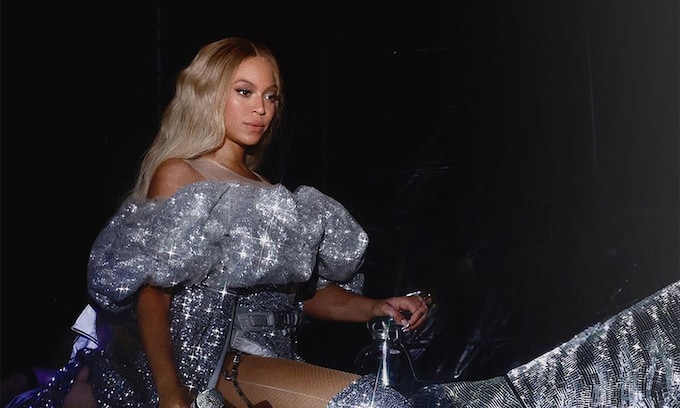 Beyoncé impacta en su último concierto con un traje de miles de lentejuelas y cola de tres metros
