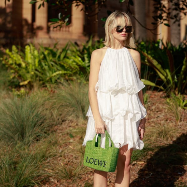 Siete accesorios de colores con los que reinventar tu vestido blanco favorito este verano 🤍