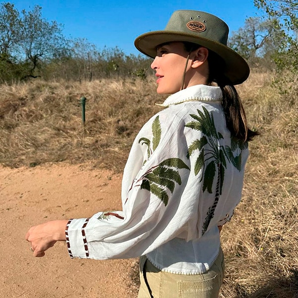 Tamara Falcó acierta con su elegante look de safari: camisa de lino estampada y pantalones cargo