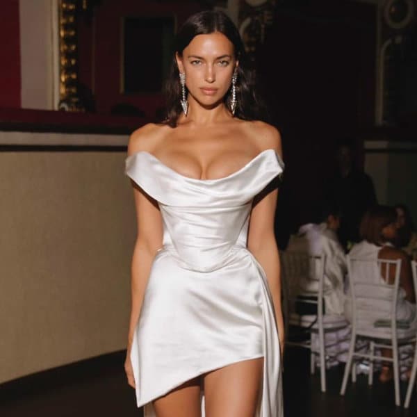 Irina Shayk se viste de novia 'rebelde' para asistir a una fiesta en Nápoles junto a otras supermodelos