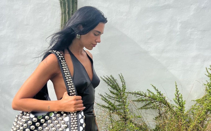 Los look con los que Dua Lipa ha triunfado en verano: de su camisa española a un vestido de punto de 1.350 euros
