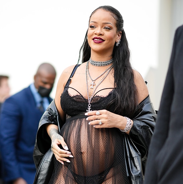 Rihanna lanza una colección sorpresa (y muy sexy) para futuras mamás