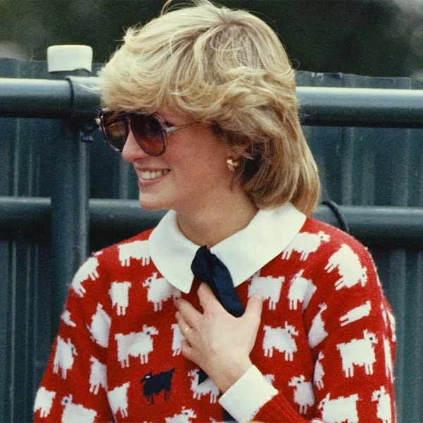 Subastan el look estampado con más significado de Diana de Gales, ¡hasta 81.000 euros por un jersey!