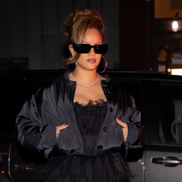 Rihanna aparece tras su segundo embarazo con los 'leggings' de 2.600 euros que adoran las 'celebrities'